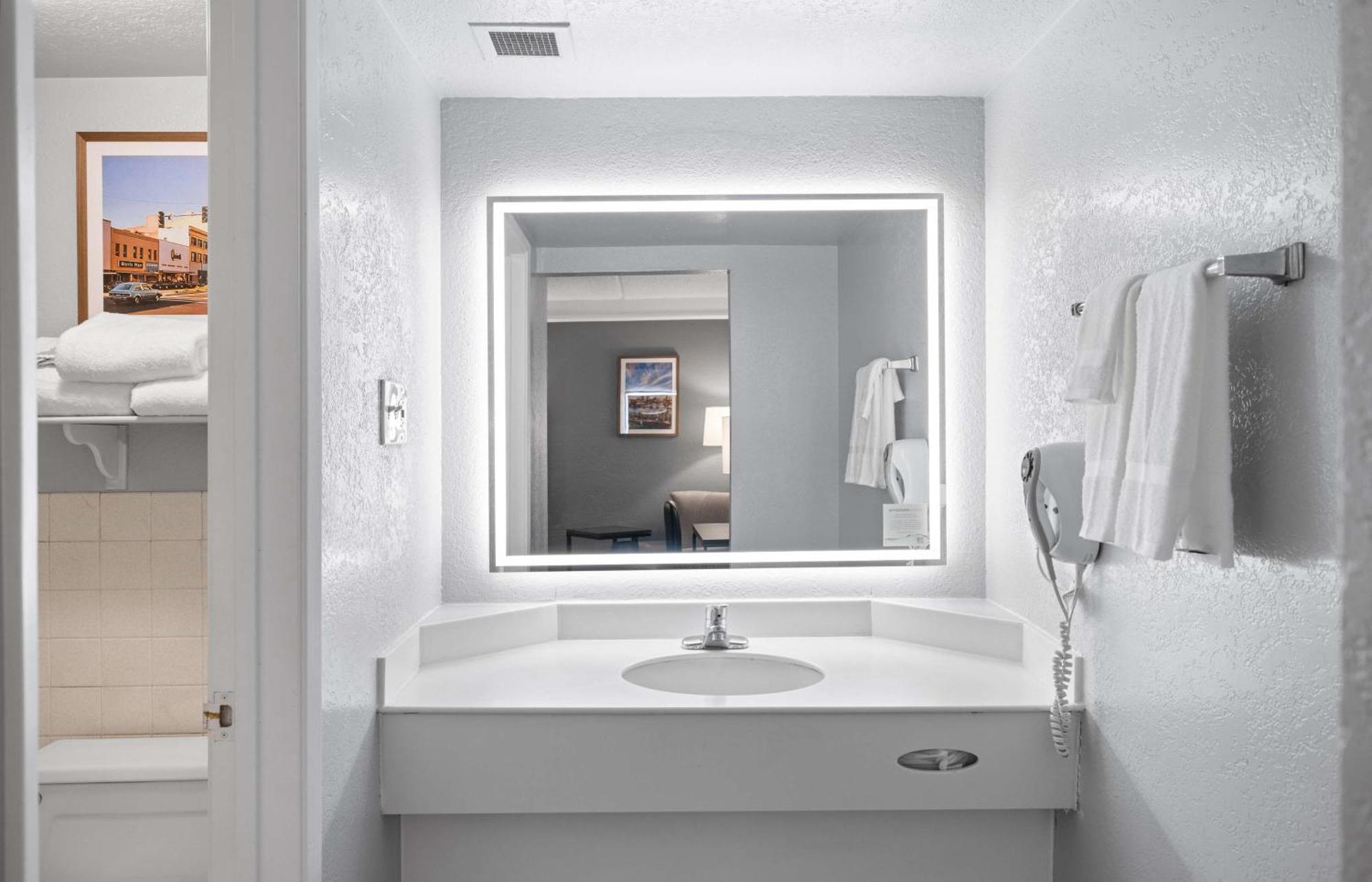 King Room with Bathtub with Grab Bars - Mobility/Hearing Impaired Access/Non-Smoking